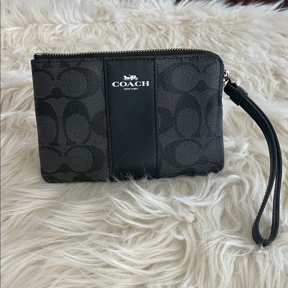 🆕 Coach Signature Corner Zip Wristlet